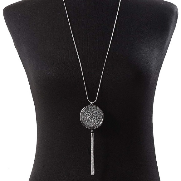 DISK TASSEL PENDANT NECKLACE Silver Tone NWT ❤️🎁 - Picture 3 of 6